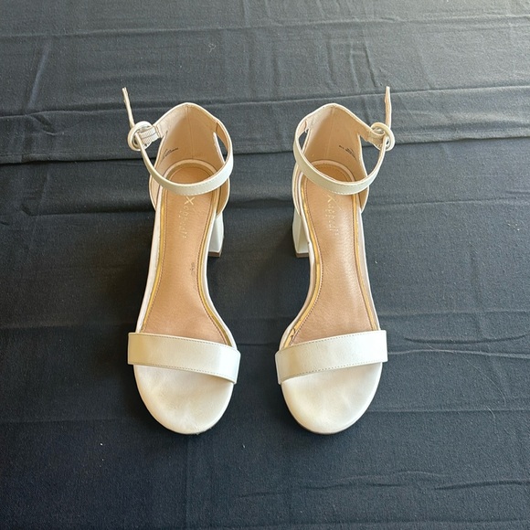 White heels size 8 1/2 - Picture 2 of 2